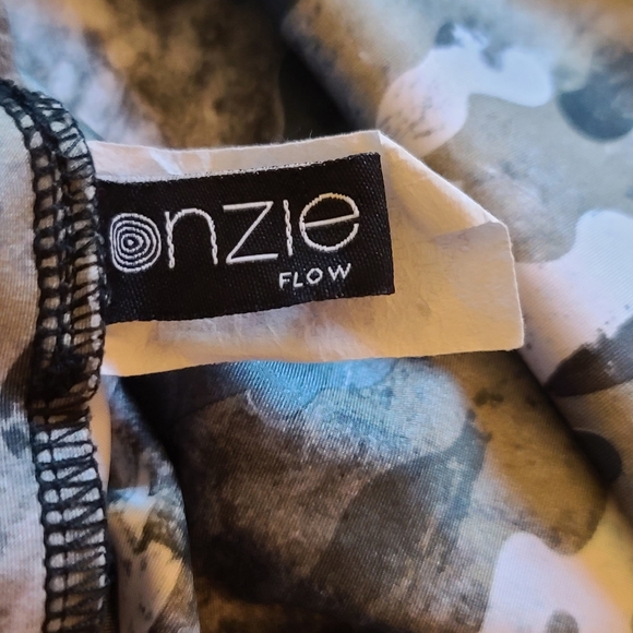 Onzie Flow camo capris - Picture 2 of 3